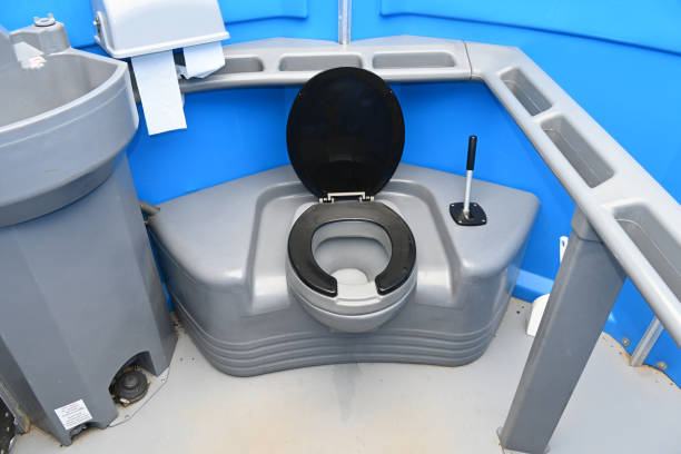 Best Portable restroom trailer rental  in Tipton, MO